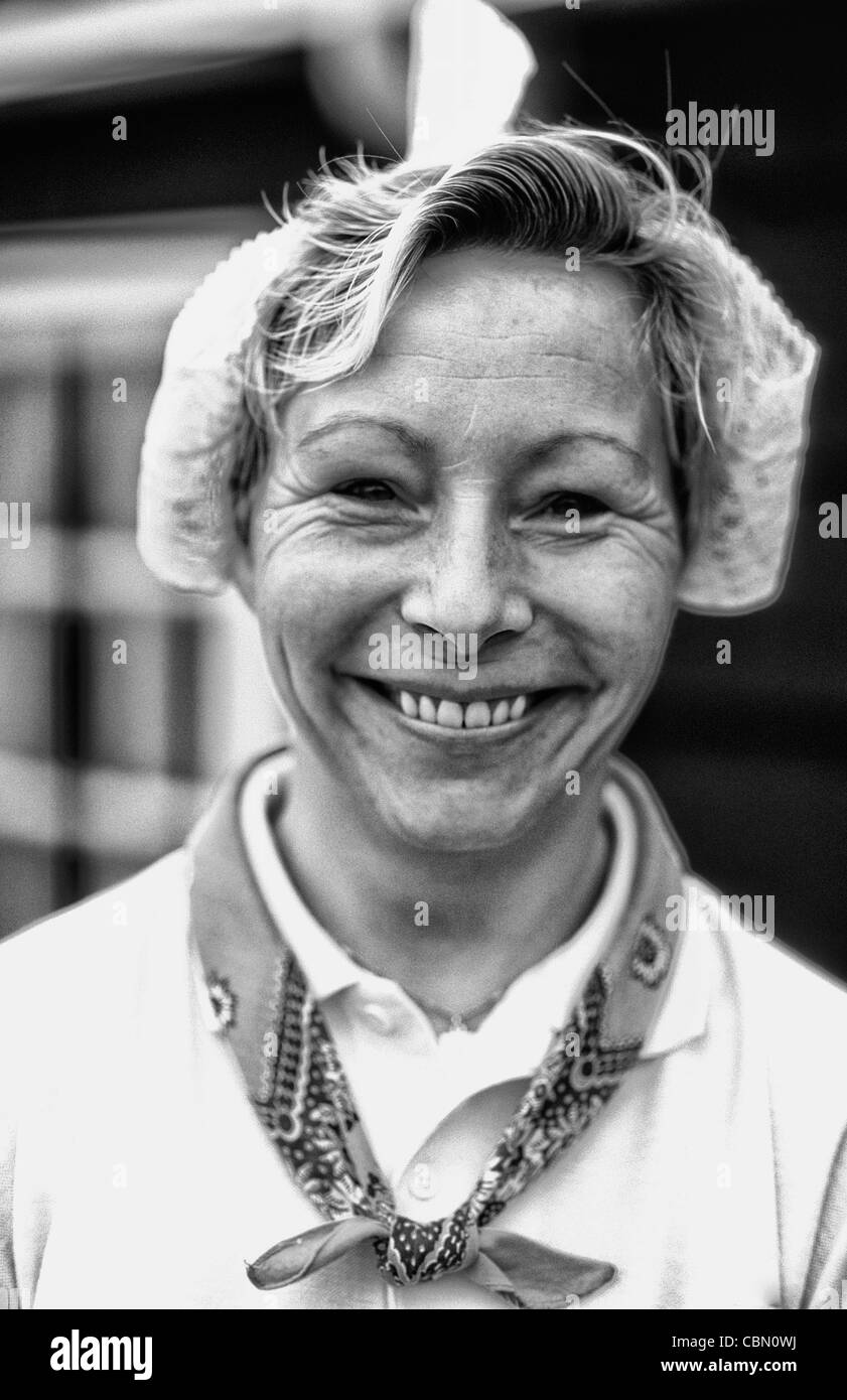 Olandese in costume storico donna alla fabbrica di formaggio in Volendam Holland Olanda Foto Stock