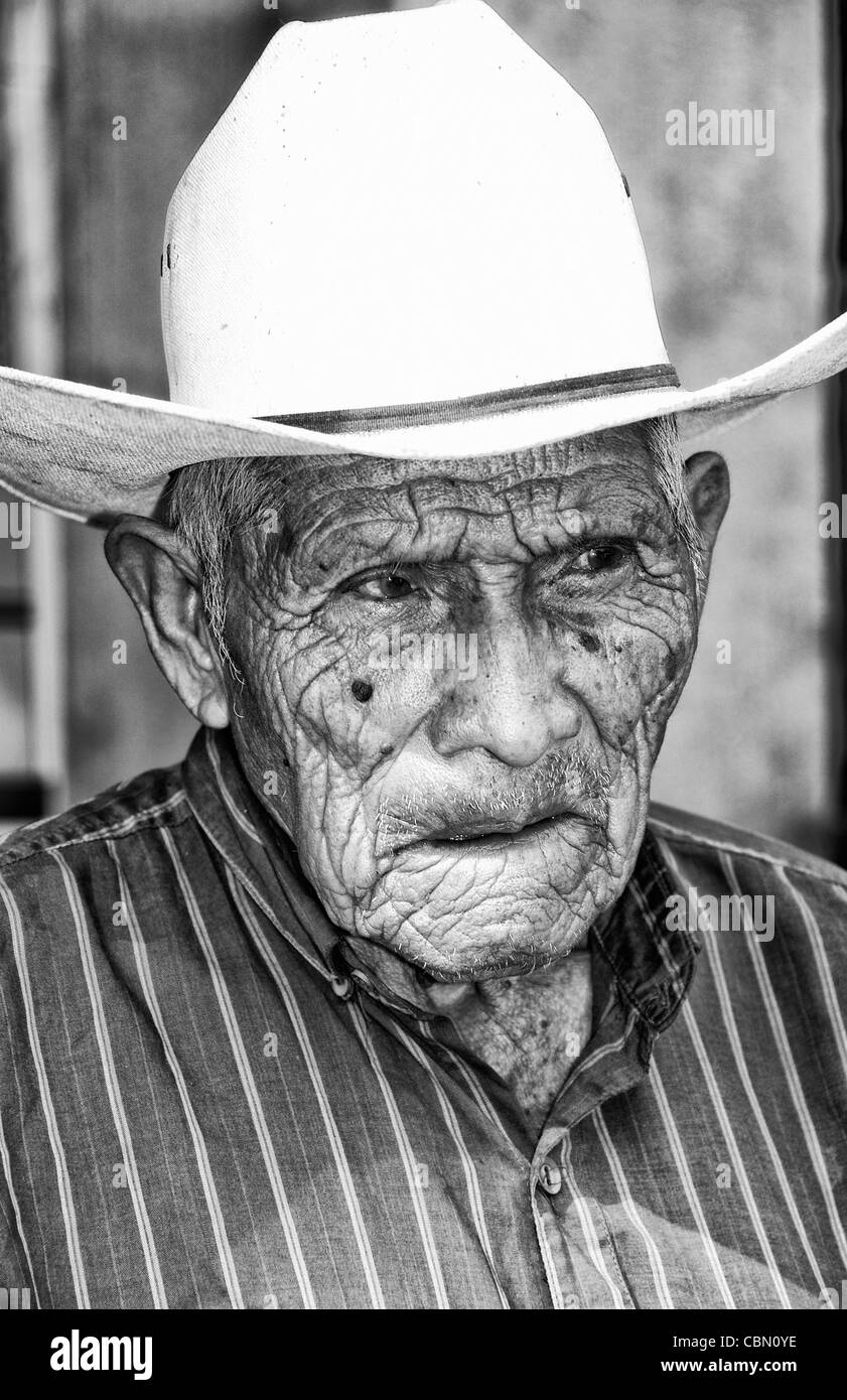 Local umile povero uomo ritratto con il cappello da cowboy in lago Atitlan villaggio di San Pedro in Guatemala in America centrale Foto Stock