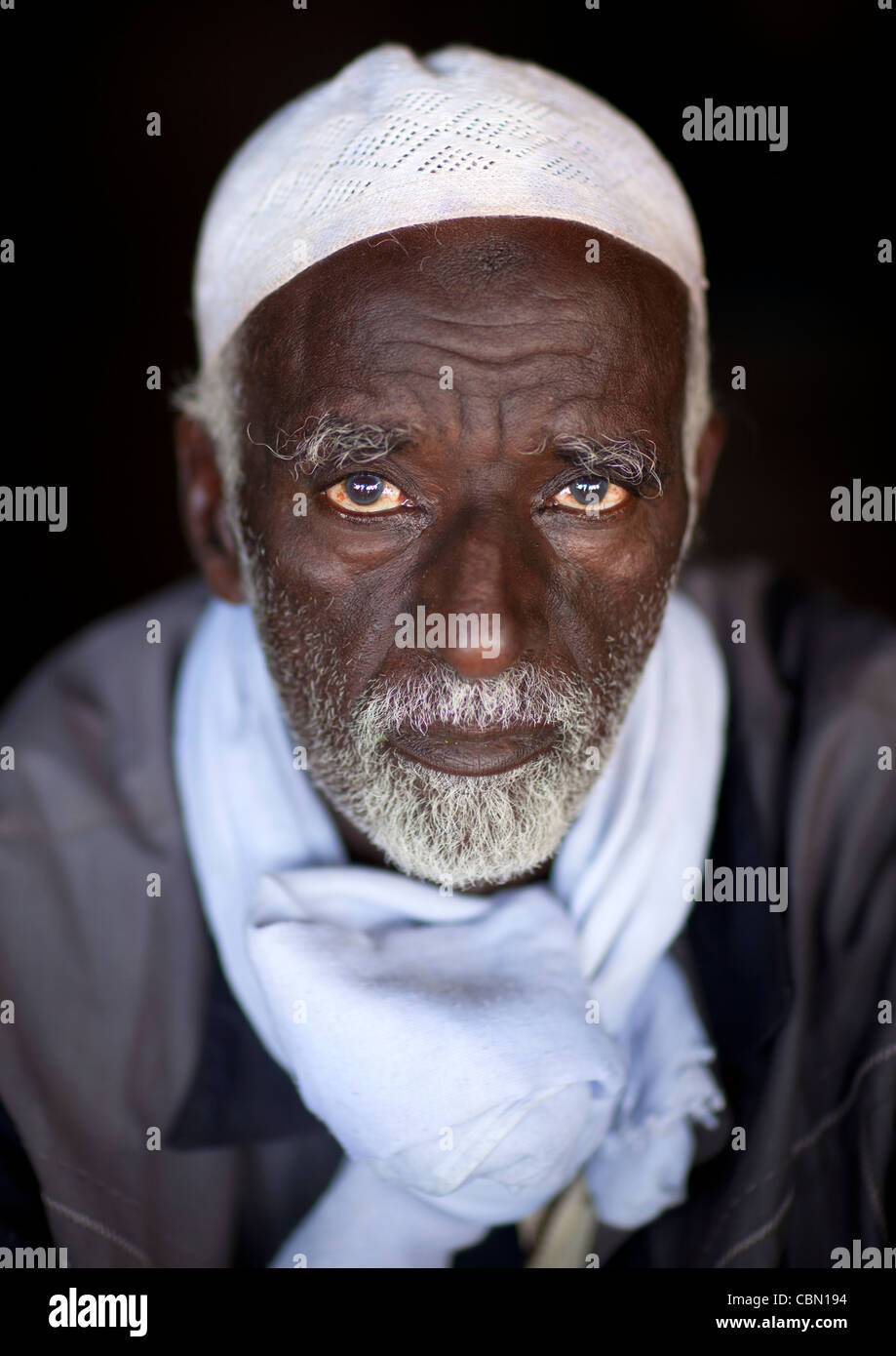 Ritratto di bianco barbuto musulmano Senior uomo nero Baligubadle Somaliland Foto Stock