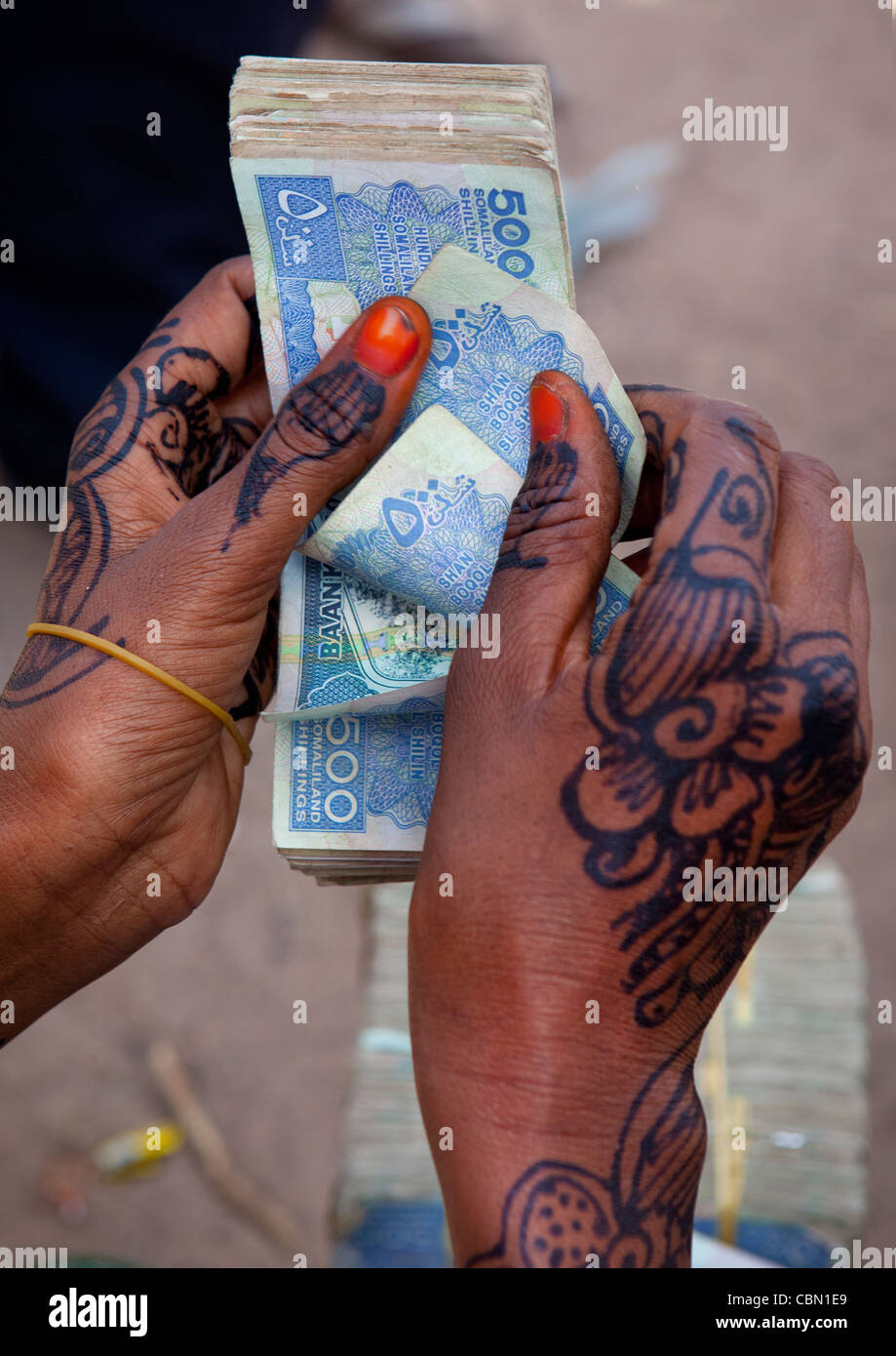 Dipinto di mani femminili contando le bollette cinquecento denari Hargeisa Somaliland Foto Stock