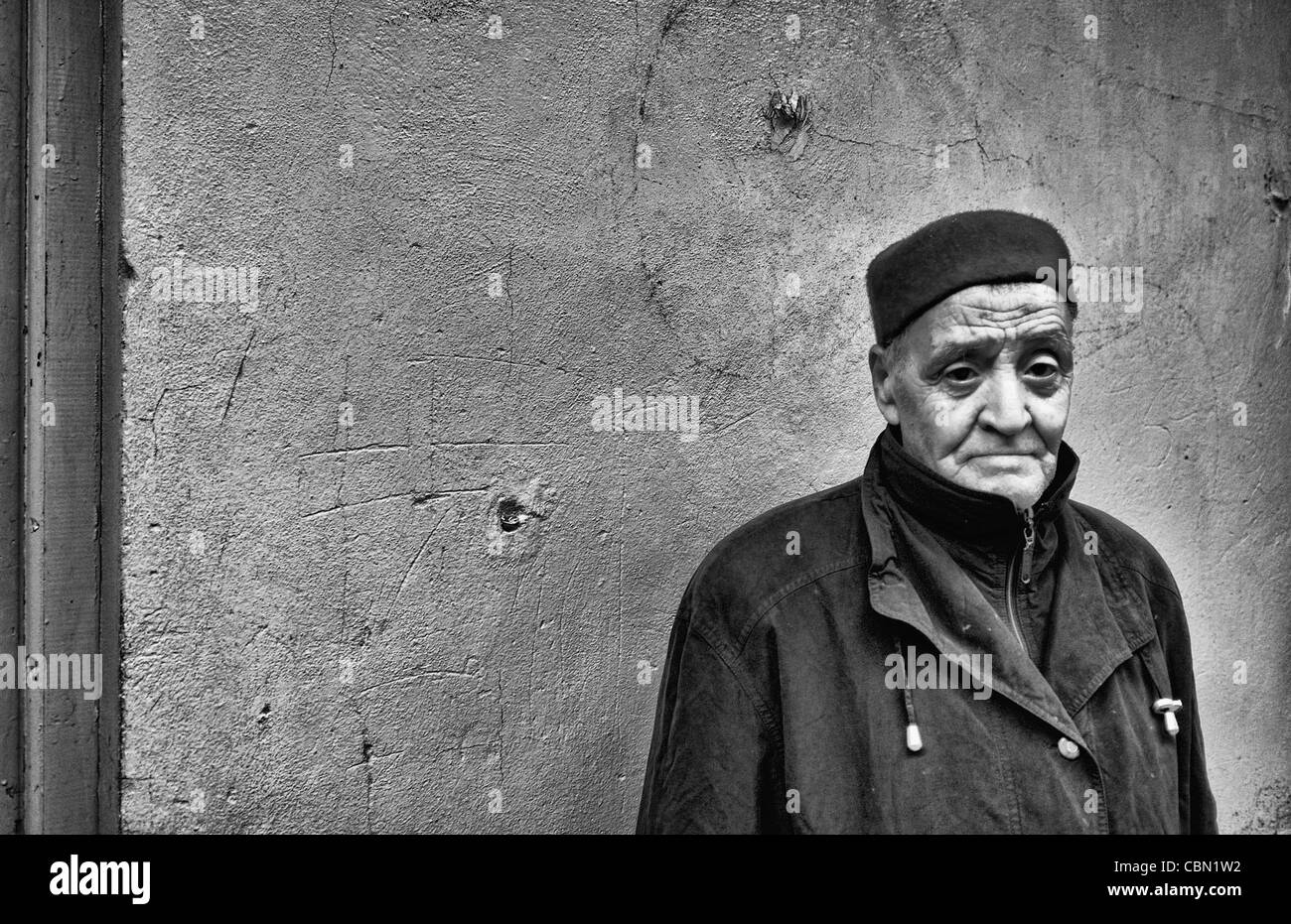 Il vecchio uomo musulmano nella zona Medina di Tunisi Tunisia in Africa Settentrionale Foto Stock