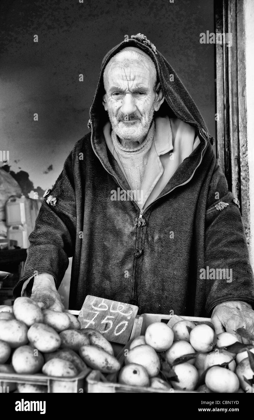 Il vecchio uomo vendita di arance in Testour in Tunisia Africa Foto Stock