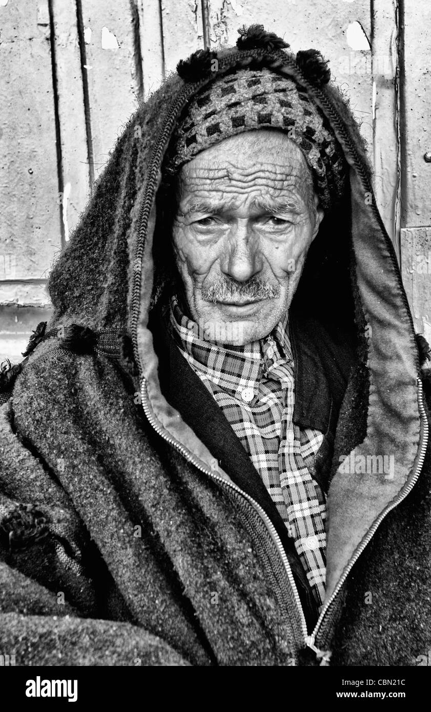 Testour in Tunisia Africa Ritratto di vecchio uomo musulmano in abito nativo Foto Stock