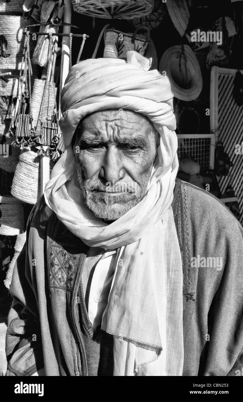Il vecchio uomo musulmano in turbante in Tozeur Tunisia Africa Foto Stock