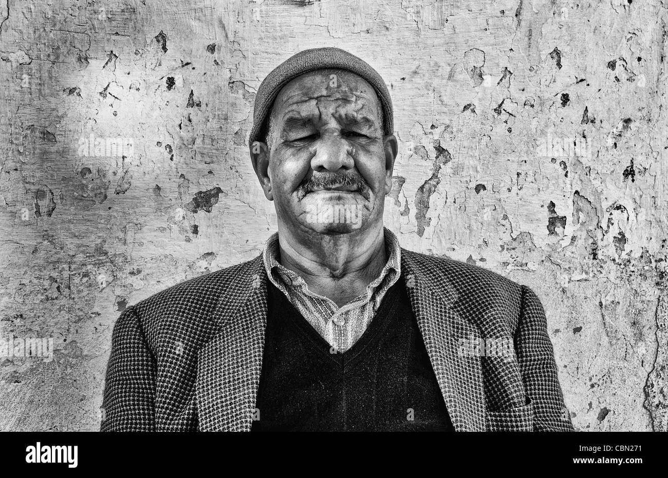 Vecchi locali arabi colorati ritratto di uomo locale a Douz nel deserto del Sahara della Tunisia Africa Foto Stock