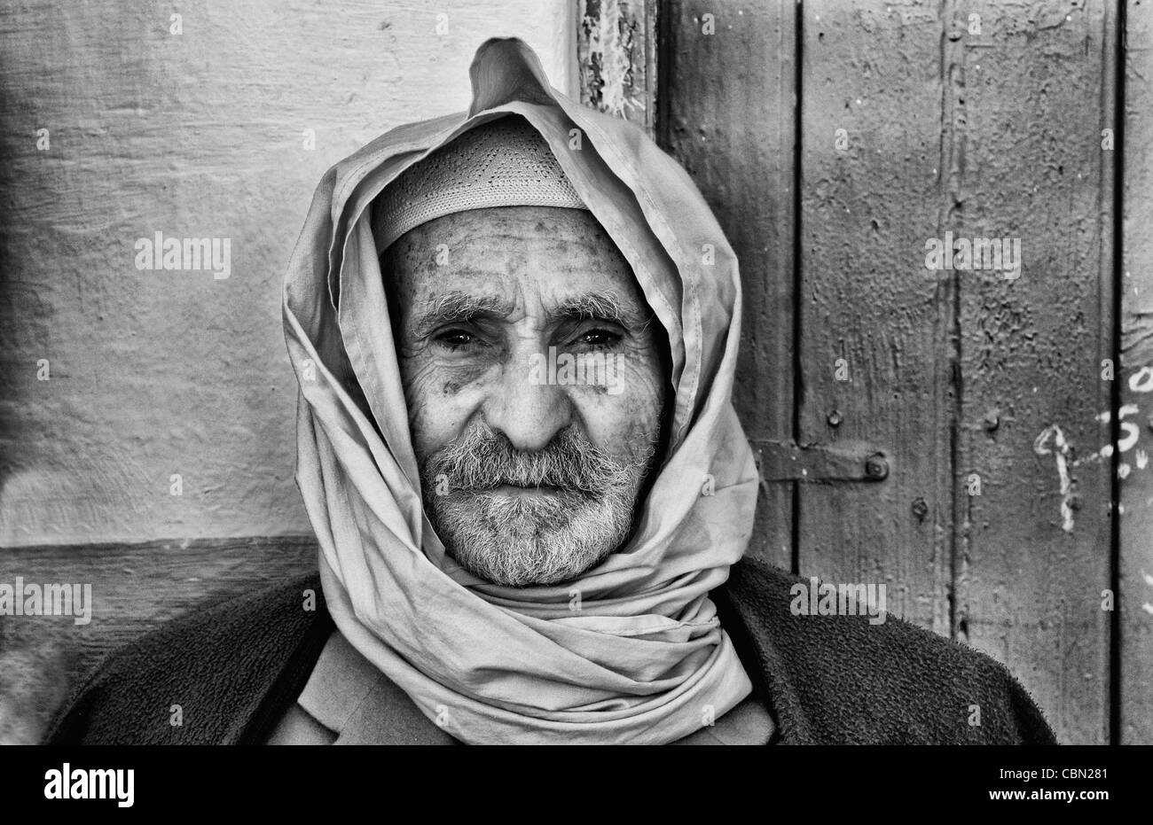 Vecchi locali arabi colorati ritratto di uomo locale a Douz nel deserto del Sahara della Tunisia Africa Foto Stock