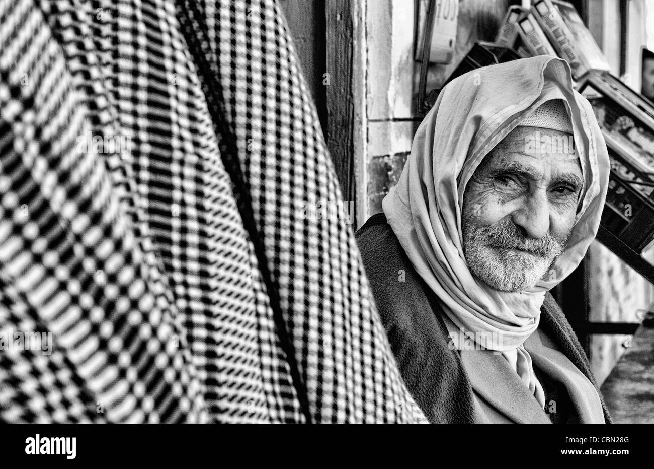 Vecchi locali arabi colorati ritratto di uomo locale a Douz nel deserto del Sahara della Tunisia Africa Foto Stock