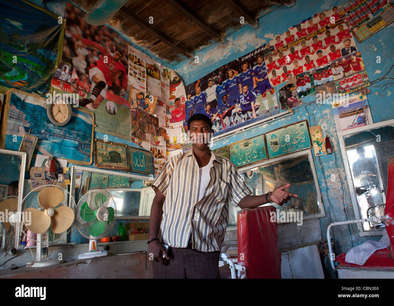 All'interno di un barbiere locale con Barbiere In Berbera Somaliland Foto Stock