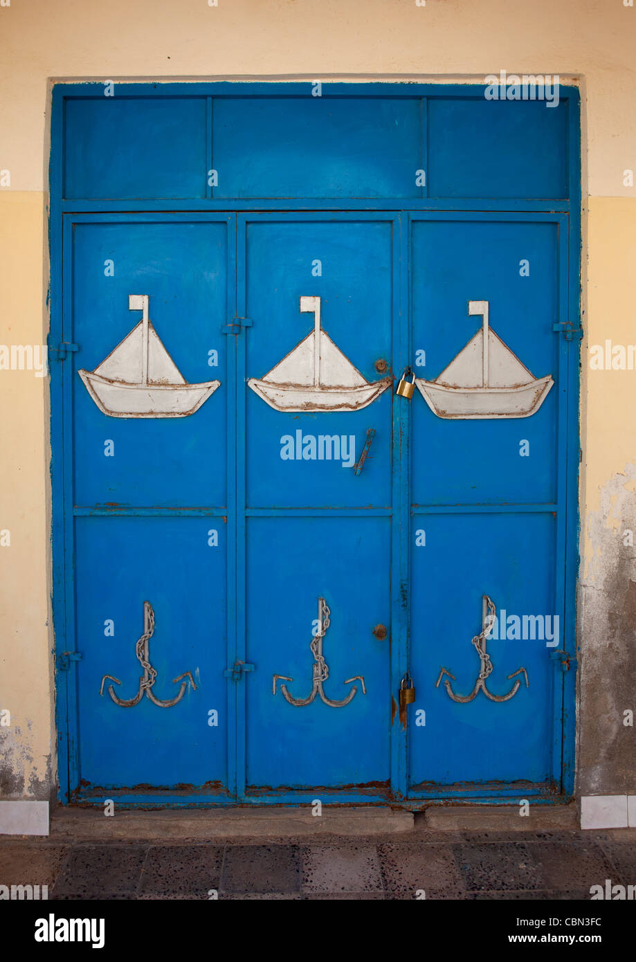 Barche bianca dipinta su una porta blu In Berbera Somaliland Foto Stock
