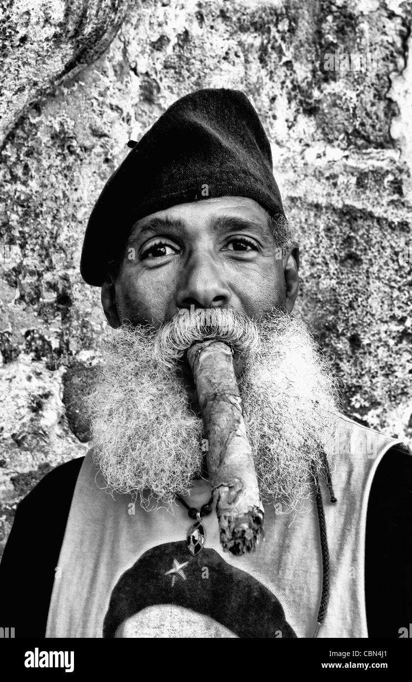 L'Avana Vecchia Habana Cuba con carattere di uomo con che T-shirt e lunga enorme sigaro in costume e ritratto Foto Stock