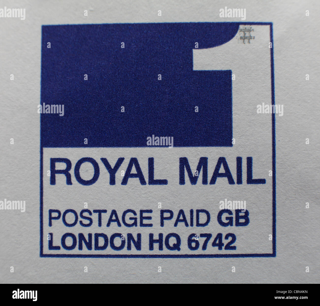 La busta con la Royal Mail spese postali pagate 1. classe timbro. Foto di James Boardman. Foto Stock