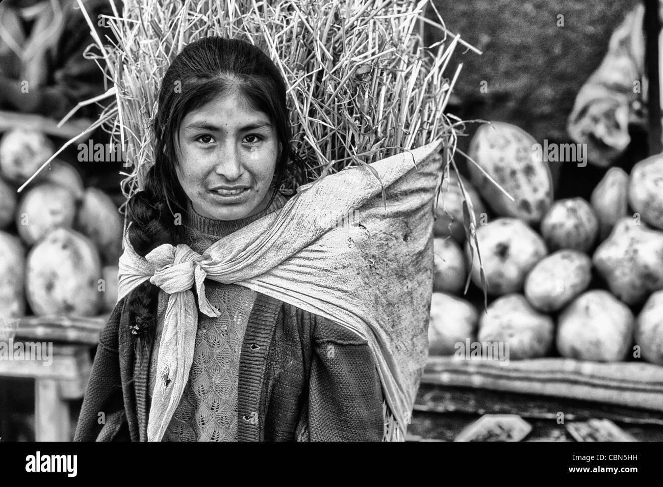 Colorate ragazza Inca al mercato Cuzco, Perù Foto Stock