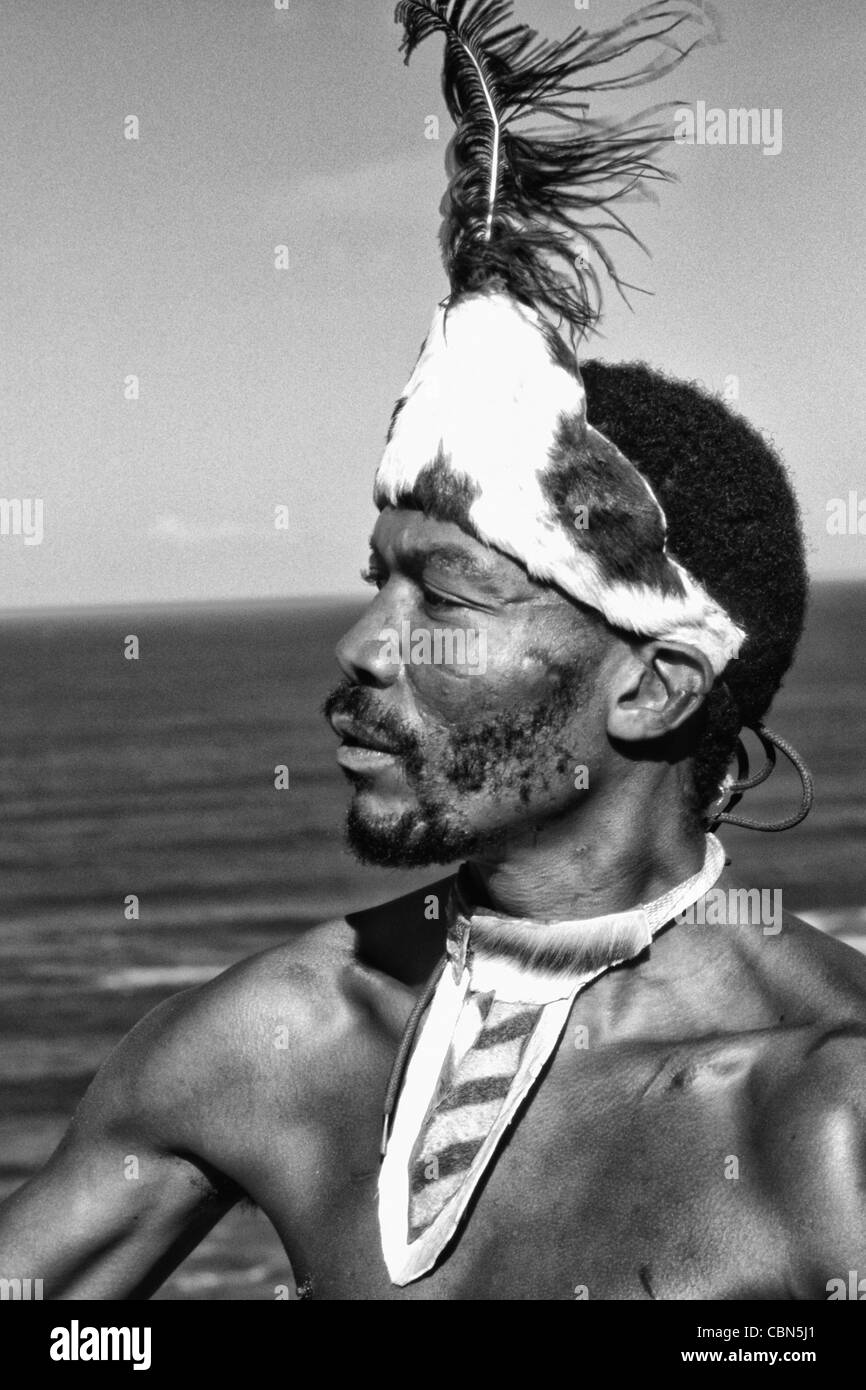 Nativo di tribù Pondo guerriero in Sud Africa sull'acqua vicino al deserto Foto Stock