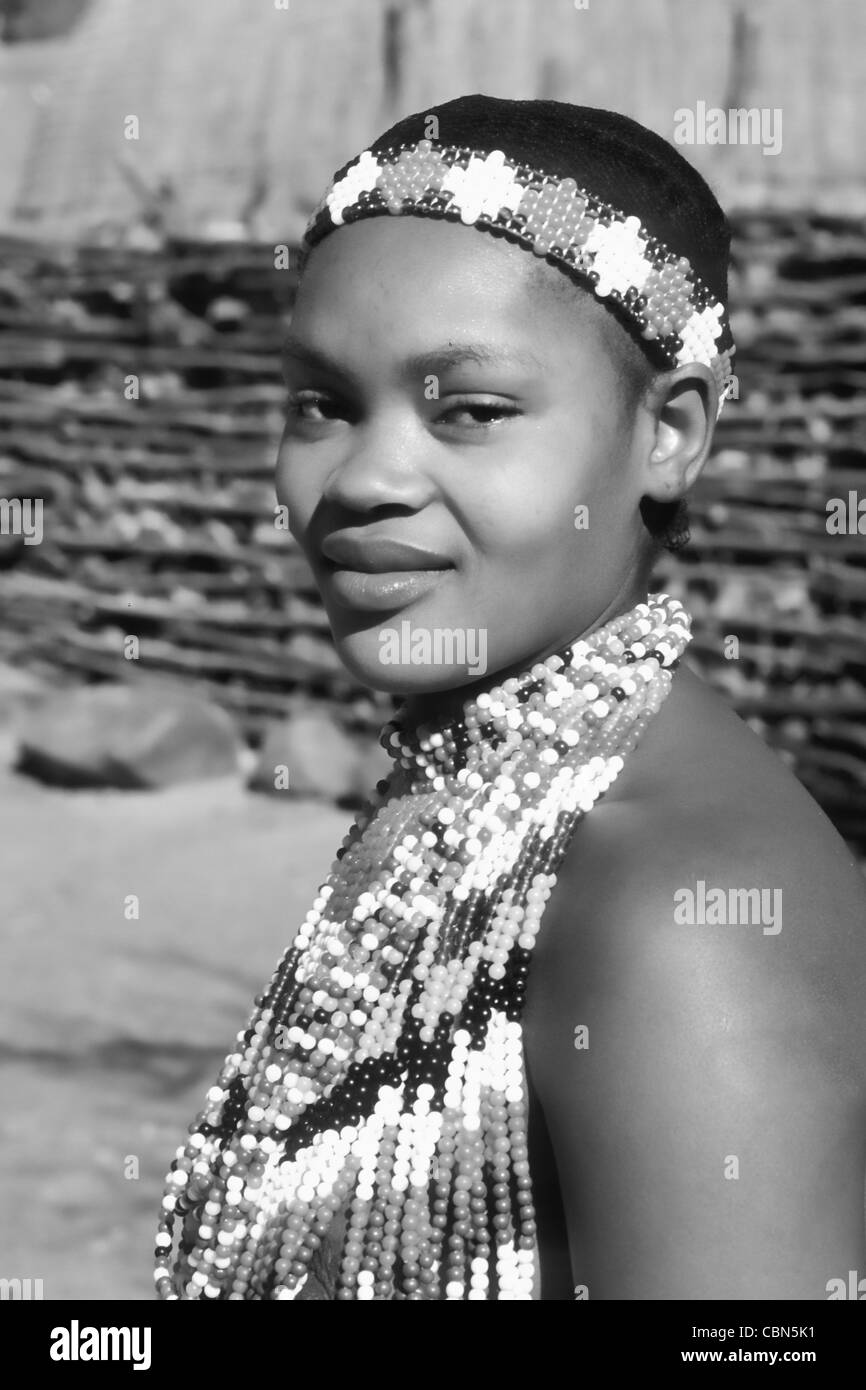 Donna colorati in nativo tribù Zulu Shakaland al centro-Sud Africa Foto Stock