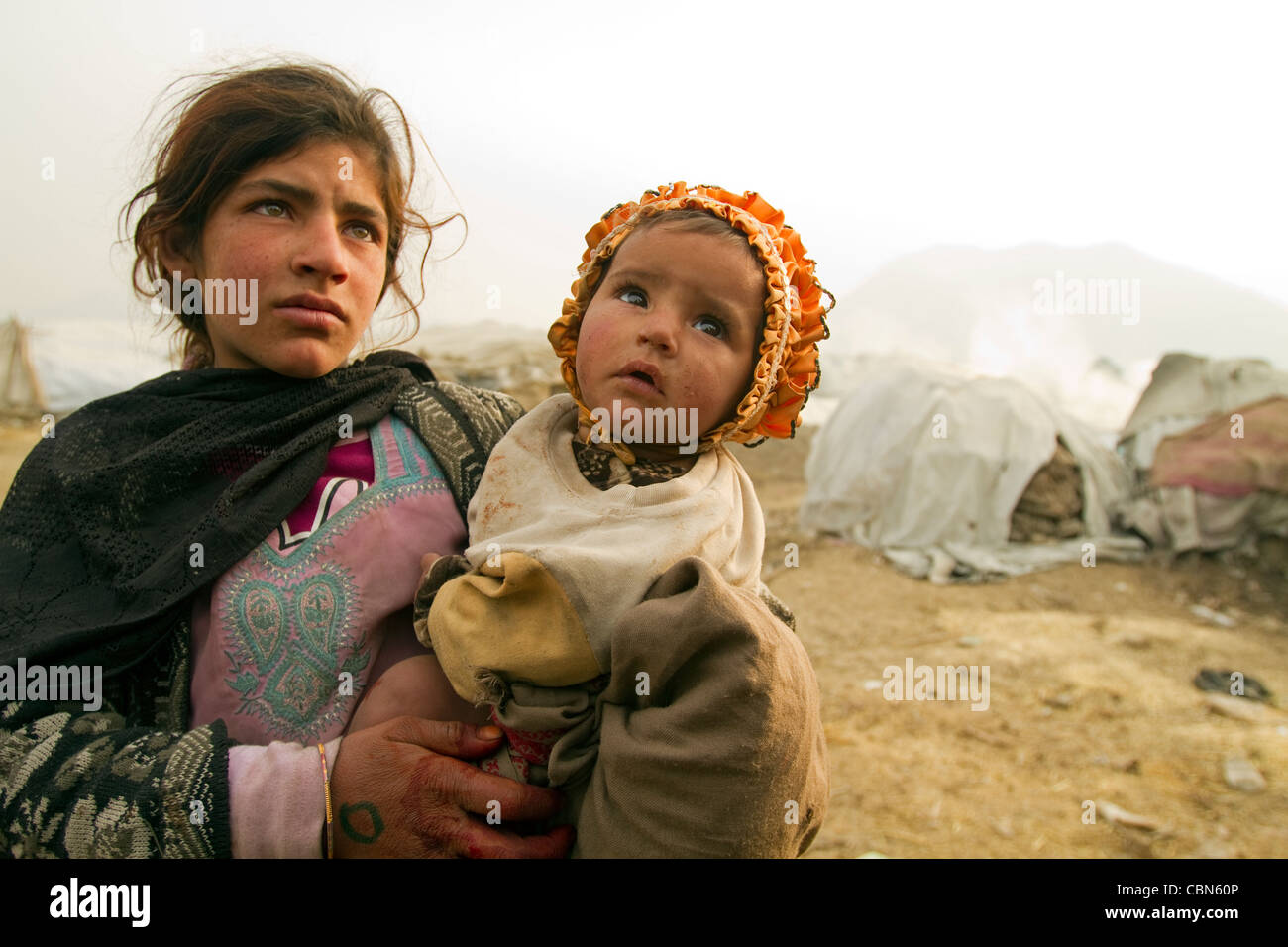Ritratto di giovane Afghan la madre e il bambino che vivono in condizioni precarie Kabul Afghanistan Foto Stock