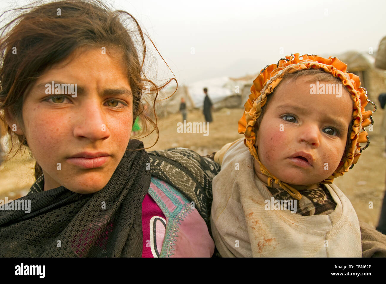 Ritratto di giovane Afghan la madre e il bambino che vivono in condizioni precarie Kabul Afghanistan Foto Stock