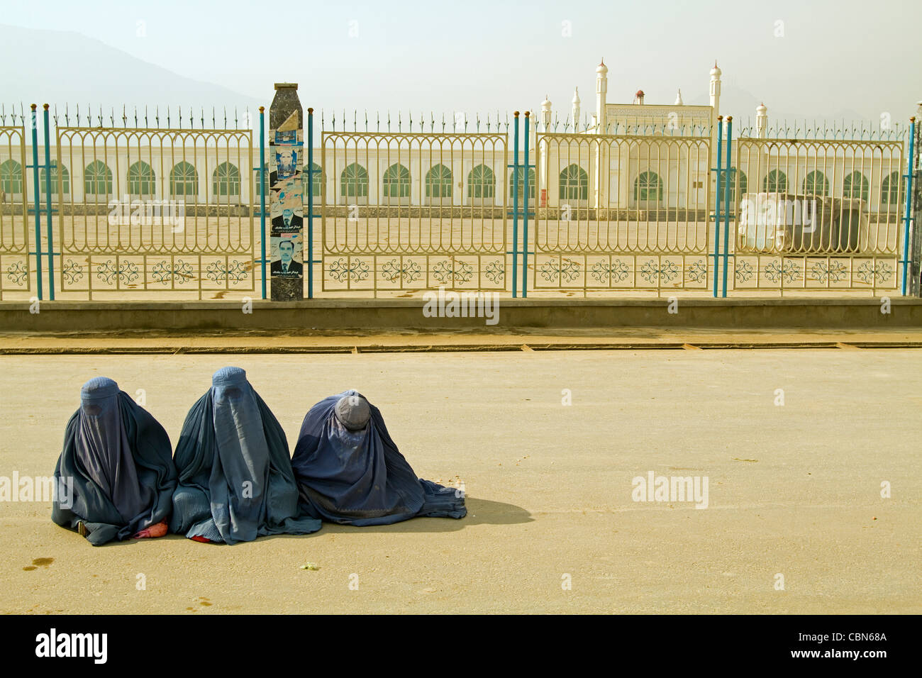 Le donne afghane in burka seduto a terra a Kabul in Afghanistan Foto Stock