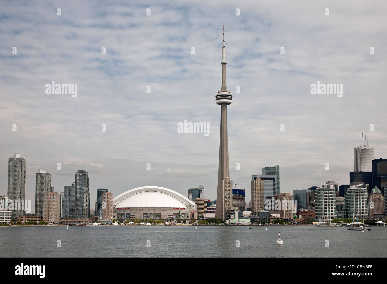 Lo skyline di Toronto con la CN Tower e il Rogers Centre che costeggia il Lago Ontario, Canada Foto Stock