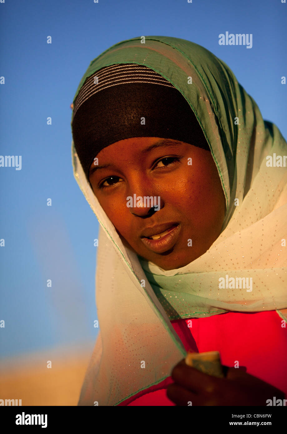 Ritratto di un simpatico nero ragazza adolescente che indossa velo islamico Boorama Somaliland Foto Stock
