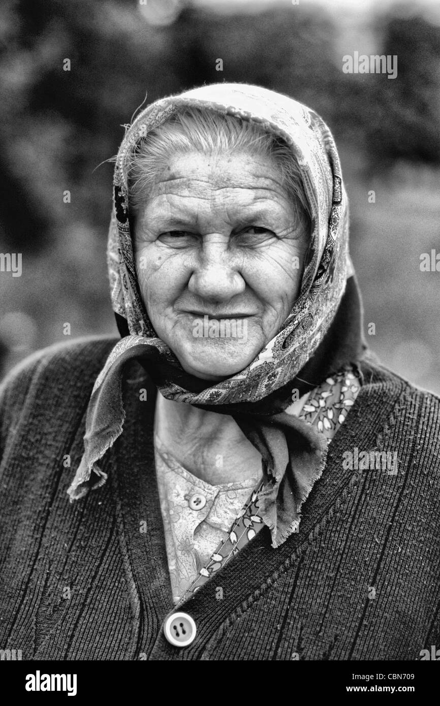 Croazia bella costa ritratto di donna anziana con sciarpa vicino Dubrovnik Croazia Foto Stock