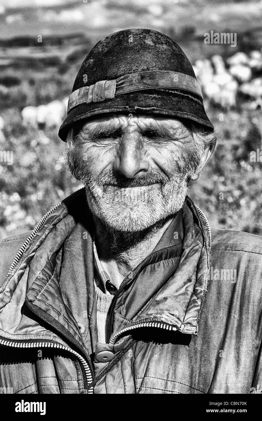 Croazia bella costa ritratto di pecore vecchie herder vicino Dubrovnik Croazia Foto Stock