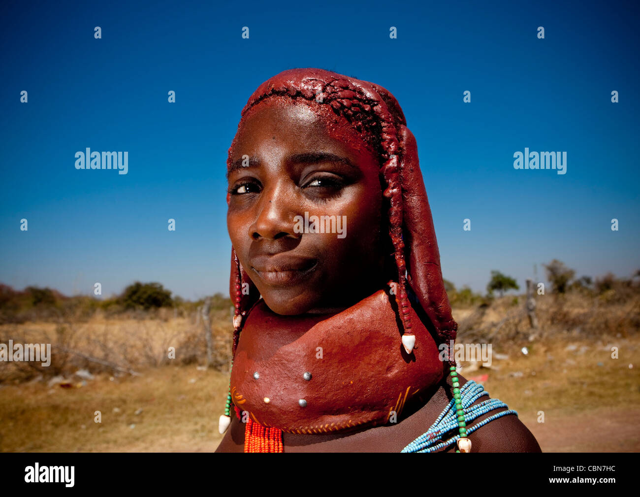 Miss Twenmona, una Ragazza dalla tribù Mumuhuila, Hale Village, Angola Foto Stock