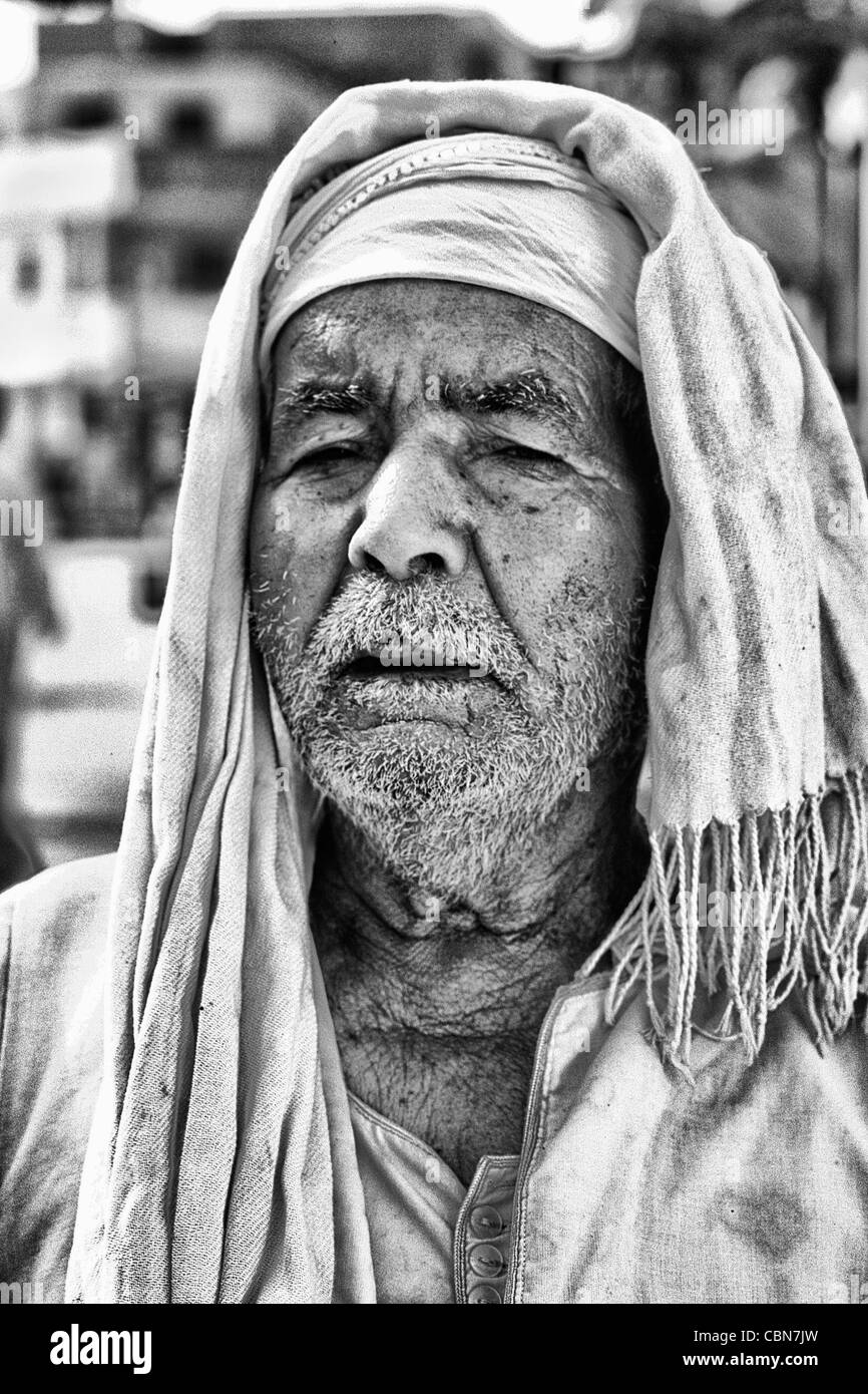 Il vecchio uomo musulmano ritratto in abiti tradizionali in Il Cairo Egitto Foto Stock