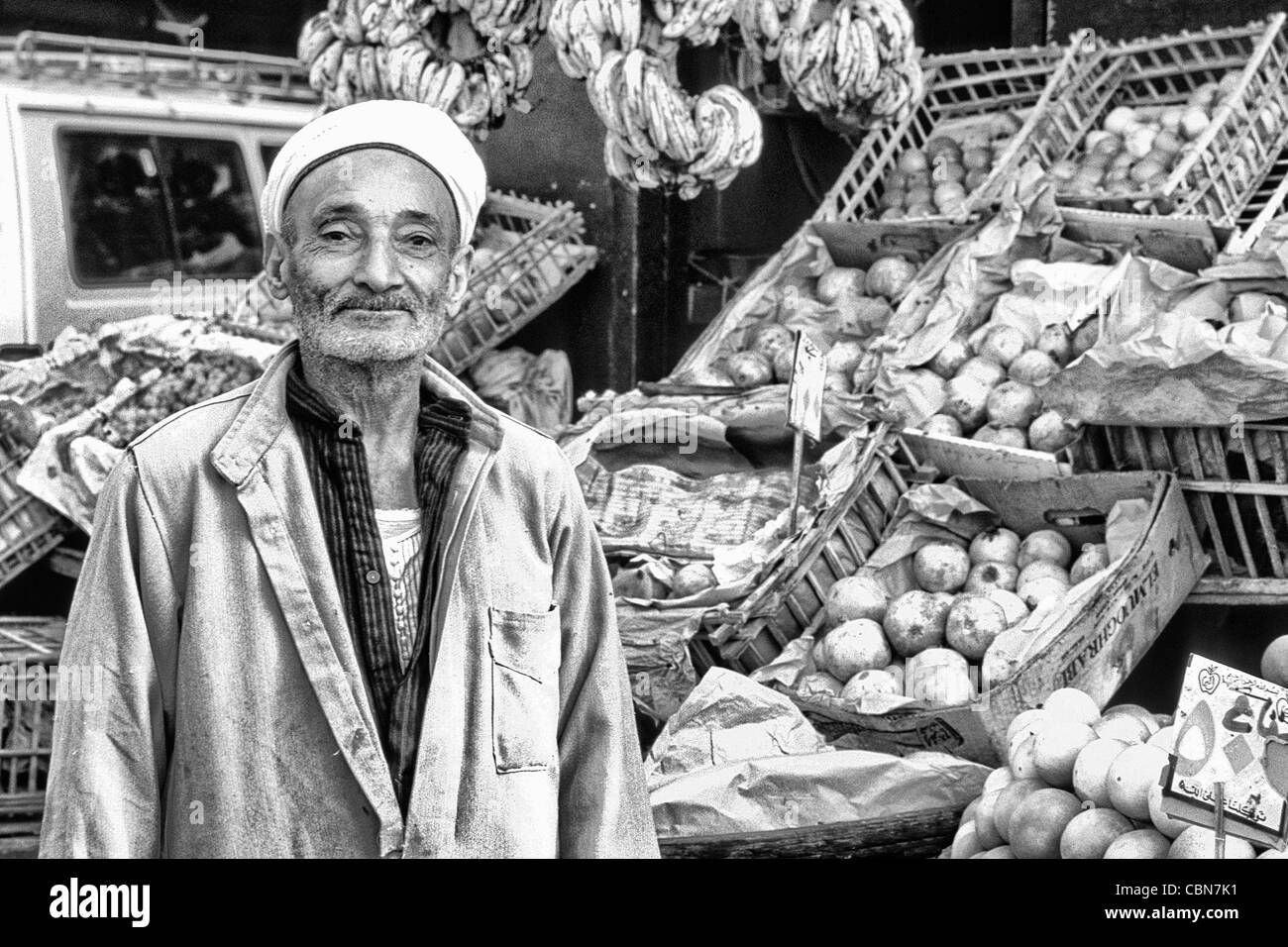Gli uomini del fornitore la vendita di frutta e verdura in mercato in Il Cairo Egitto Foto Stock