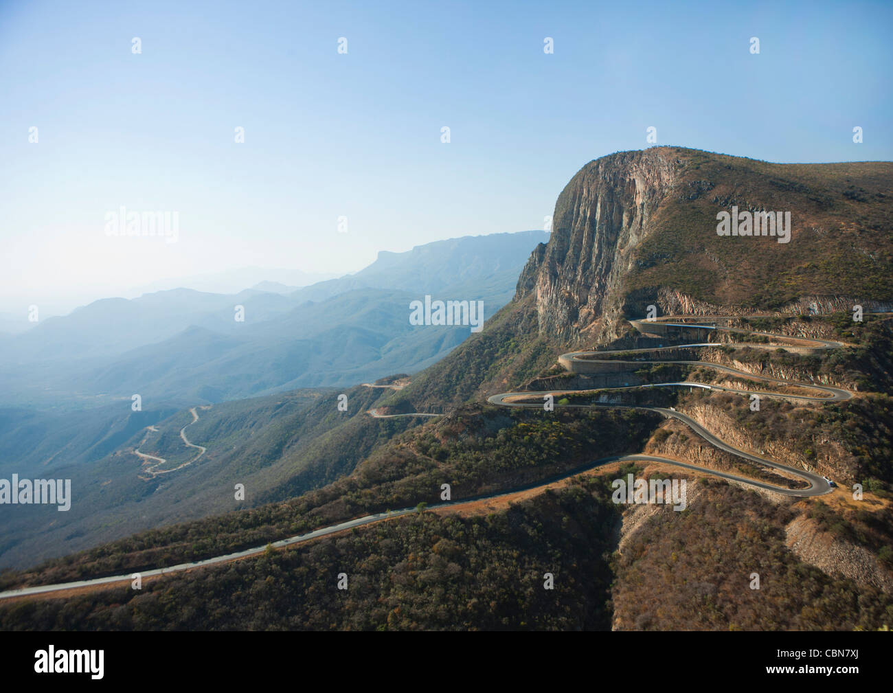 Strada di Namibe città avvolgimento delle montagne, Angola Foto Stock