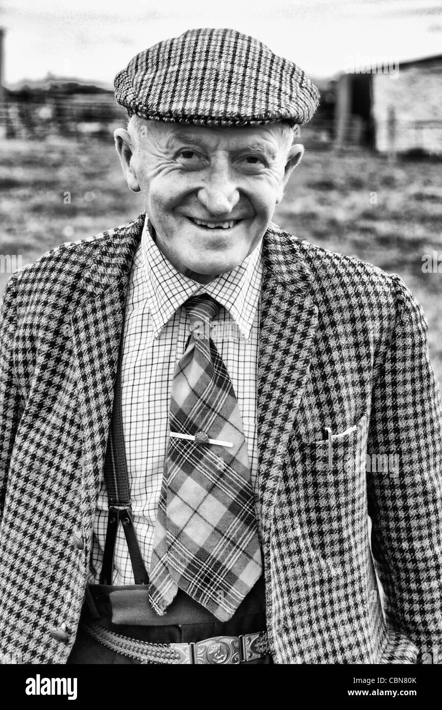 Meraviglioso vecchio uomo età 86 al suo podere isolato in Isola di Skye in Scozia vestito di lana e tirante Foto Stock