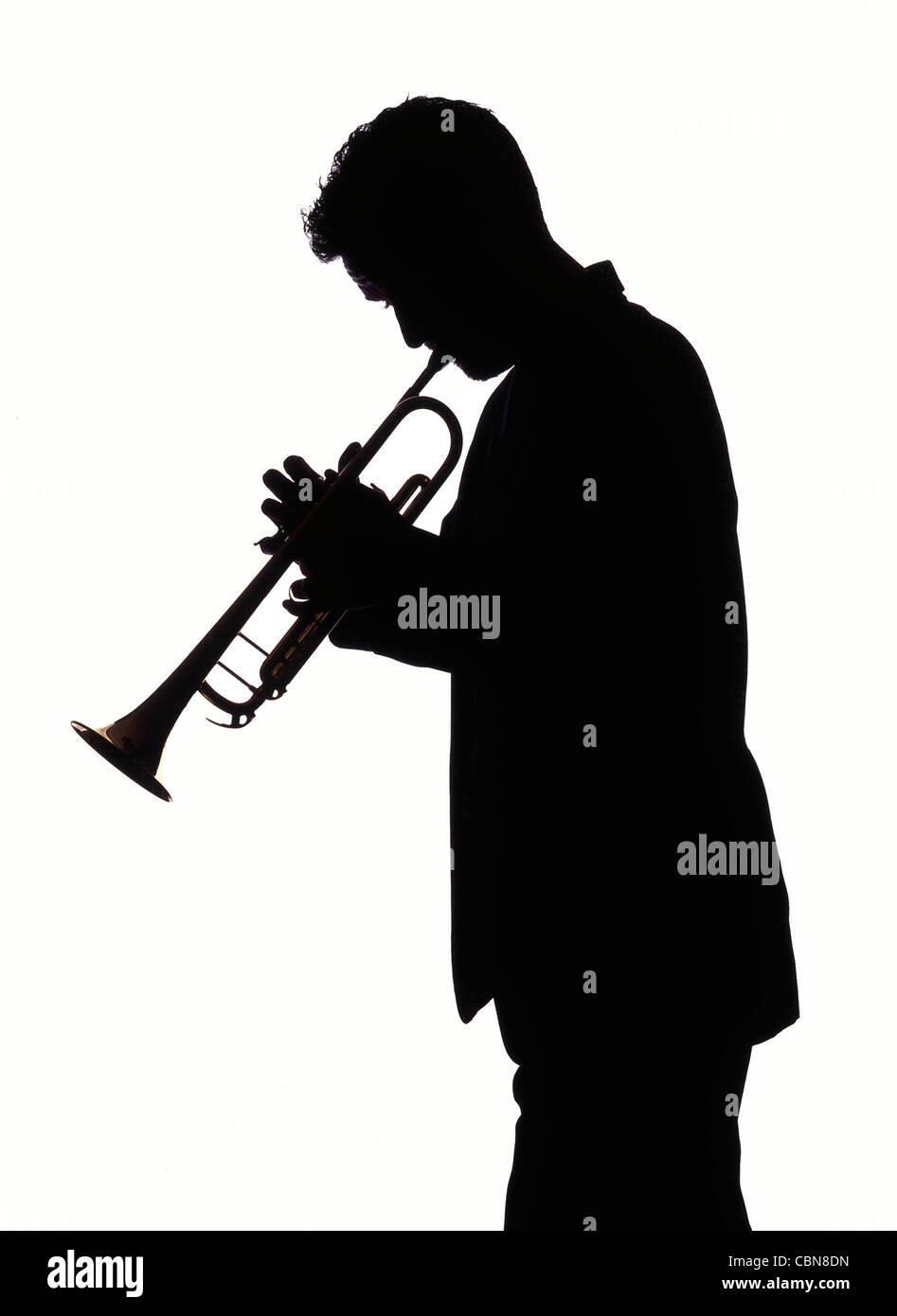 Silhouette di musicista a suonare la tromba Foto Stock