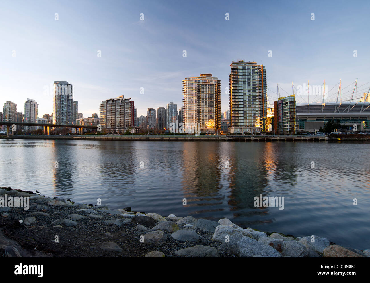 Vista di Vancouver, British Columbia da False Creek al crepuscolo Foto Stock