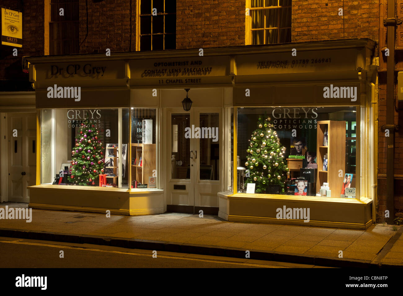 Opticians vetrina a Natale, Stratford-upon-Avon, England, Regno Unito Foto Stock