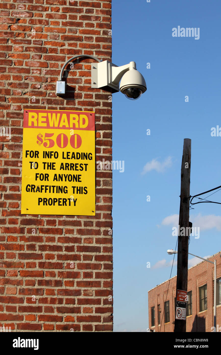 Anti-vandalismo segno offrendo la ricompensa per un arresto di chiunque 'graffiting' edificio, Greenpoint, Brooklyn, New York New York, Stati Uniti d'America Foto Stock