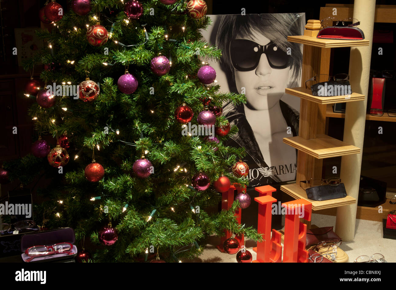 Opticians vetrina a Natale, Stratford-upon-Avon, England, Regno Unito Foto Stock