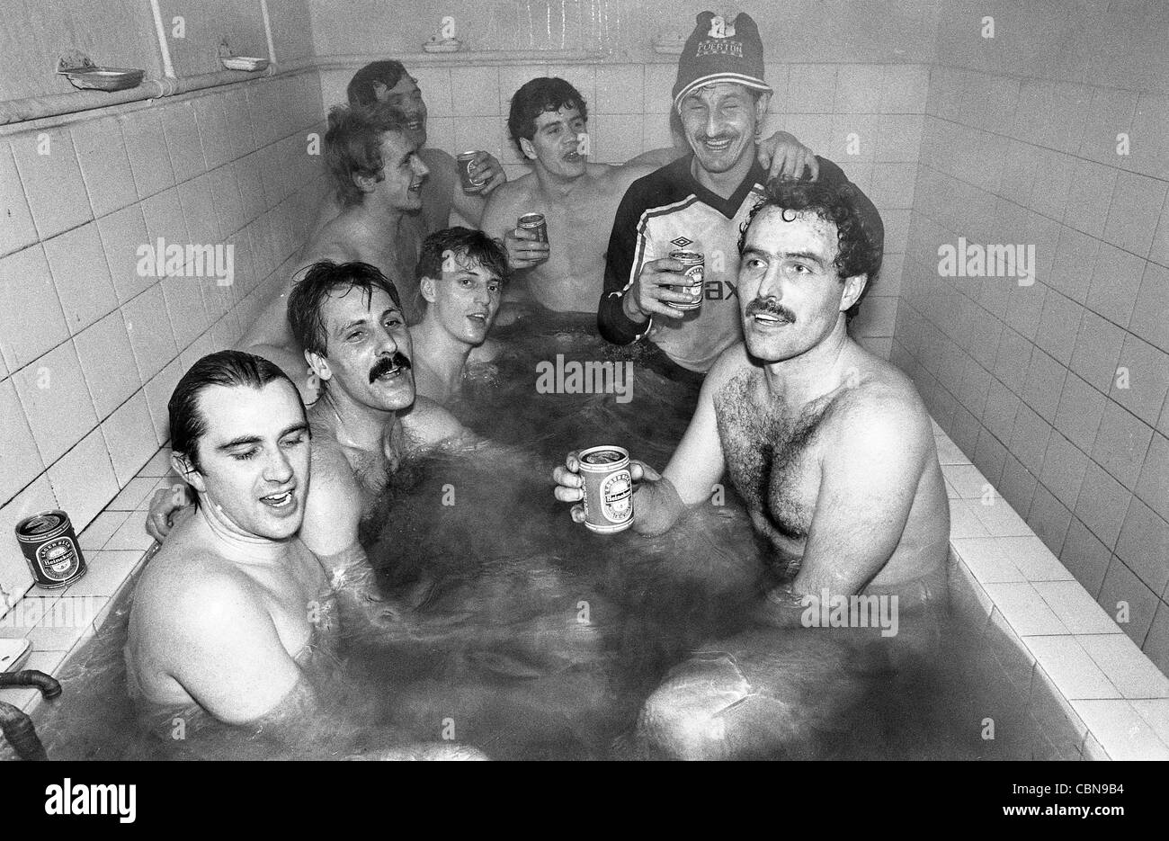 Telford Regno calciatori celebrando la vittoria nel bagno Telford Regno V Darlington alla testa di Bucks 4/2/1985 Foto Stock