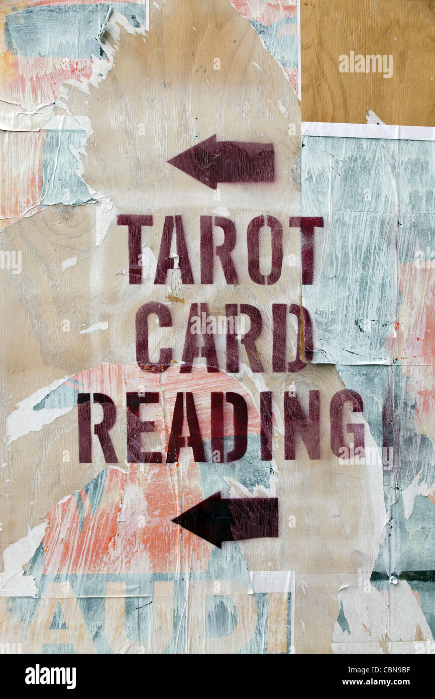 "Carta dei Tarocchi lettura", stampata su hording Greenwich Village, Manhattan, New York, New York, Stati Uniti d'America Foto Stock