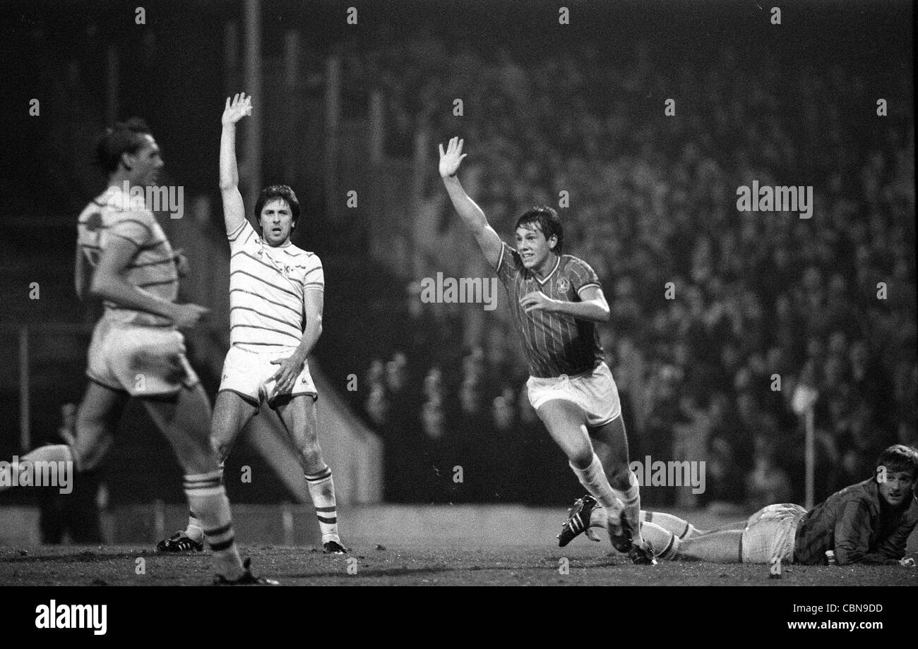 Walsall v Chelsea a Bescot Stadium 30/10/84 Colin Lee appelli come Craig Shakespeare celebra Foto Stock