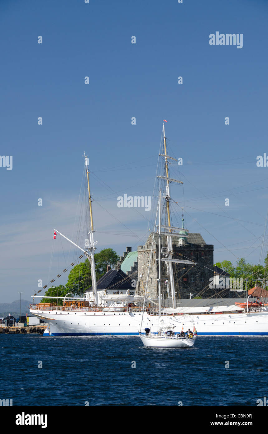 Norvegia, Bergen. Vista vedere la nave, Statsraad Lehmkuhl, nel porto di Bergen, nella parte anteriore del forte storico. Foto Stock