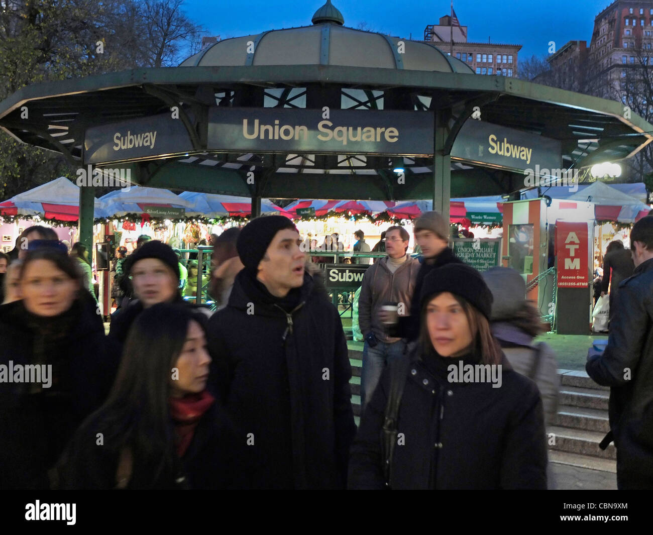 Gli acquirenti di Natale presso la Union Square Park Foto Stock