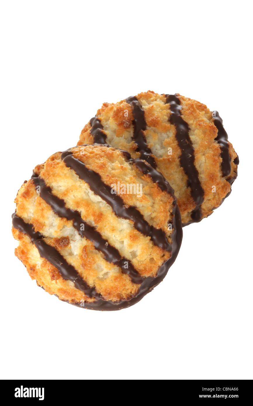 Autentico cotto al cioccolato biscotti amaretto contro uno sfondo bianco con un tracciato di ritaglio e nessun popolo Foto Stock
