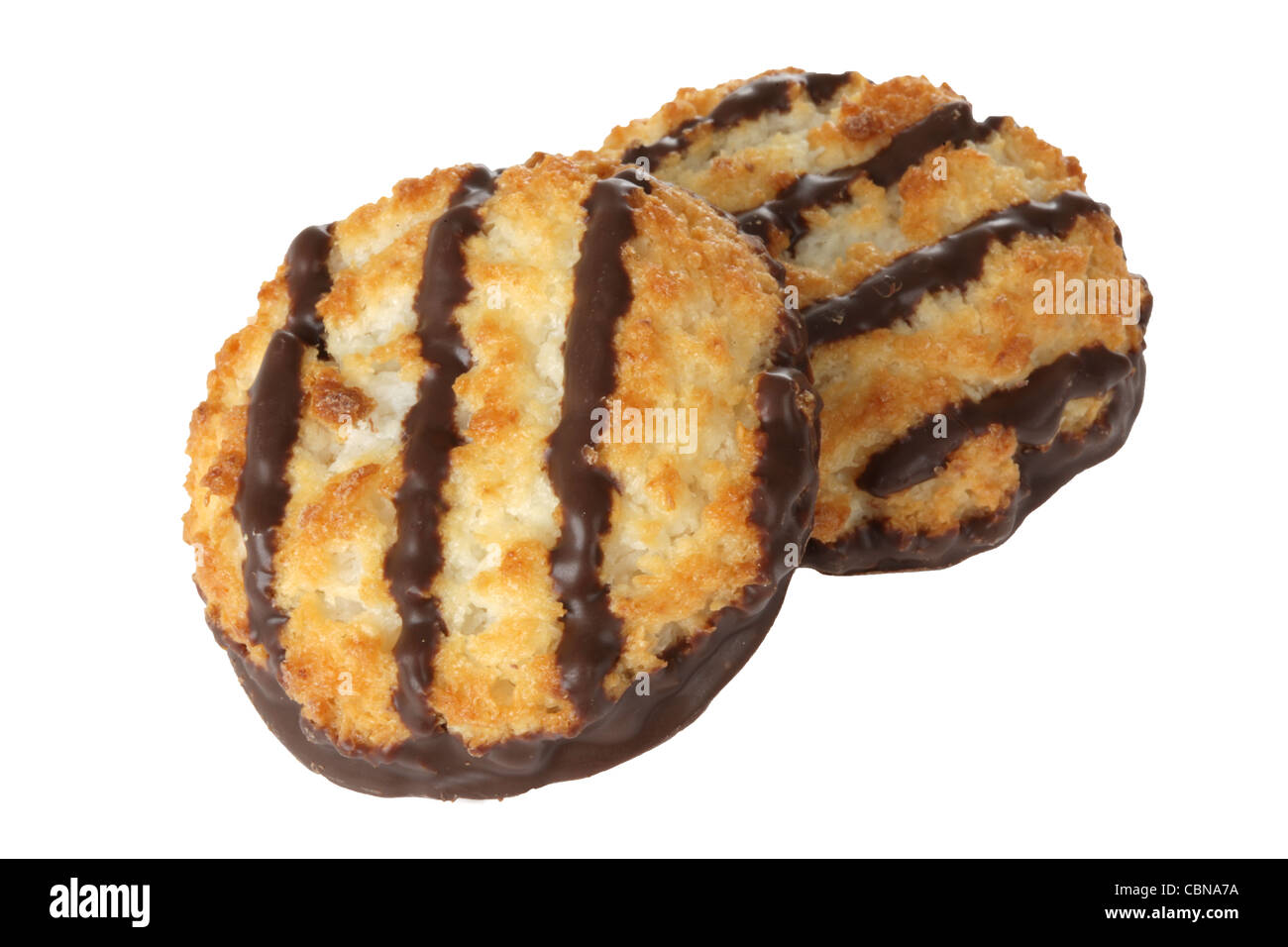 Autentico cotto al cioccolato biscotti amaretto contro uno sfondo bianco con un tracciato di ritaglio e nessun popolo Foto Stock