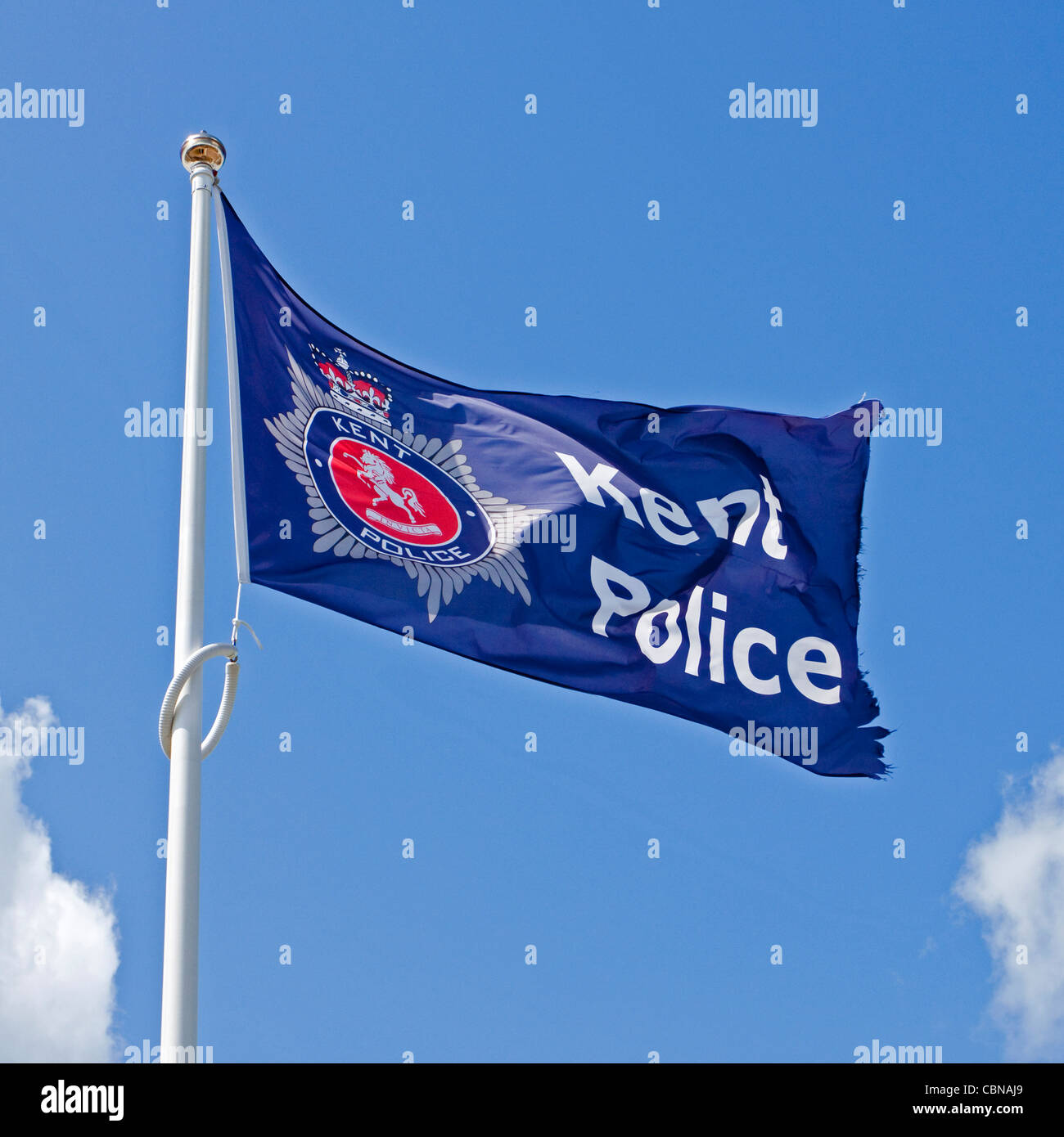 Kent bandiera di polizia al vento contro un cielo blu Foto Stock