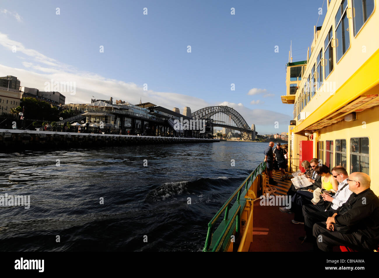 I pendolari tornano a casa alla fine di una giornata di lavoro, a bordo di uno dei traghetti passeggeri a piedi di Sydney nel porto di Sydney Foto Stock