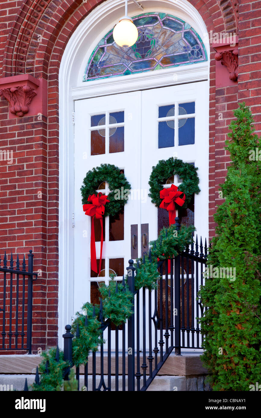 Le decorazioni di Natale sulla porta anteriore della storica Chiesa Presbiteriana in Franklin nel Tennessee USA Foto Stock