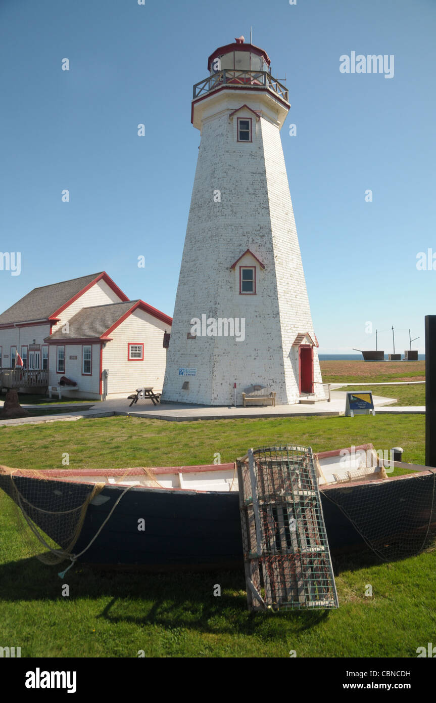 La East Point lighthouse siede dietro un dory e aragosta trap in P.E.I. In Canada. Foto Stock