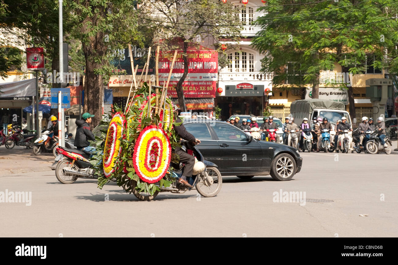 Noleggio caricato con fiori in strada di Saigon Foto Stock