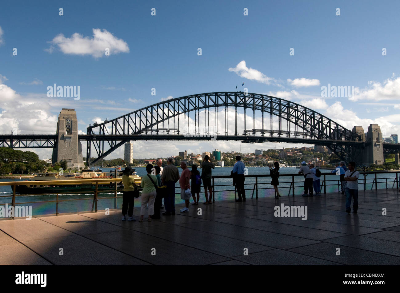 Harbour Bridge da Circular Quay vicino all'Opera House a Sydney, New South Wales, Australia Foto Stock