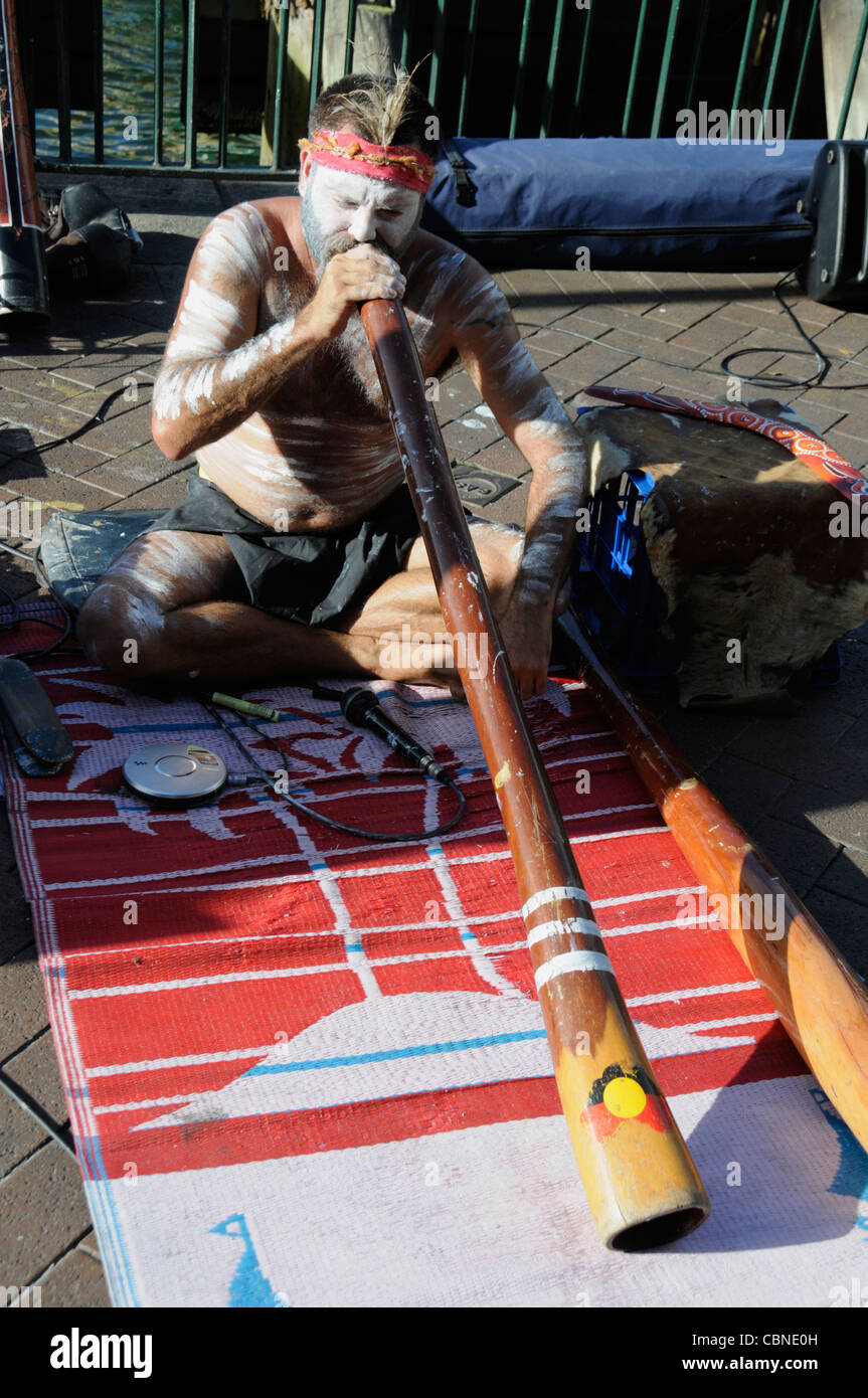 Un busker aborigeno che suona il suo didgeridoo su Circular Quay a Sydney Foto Stock