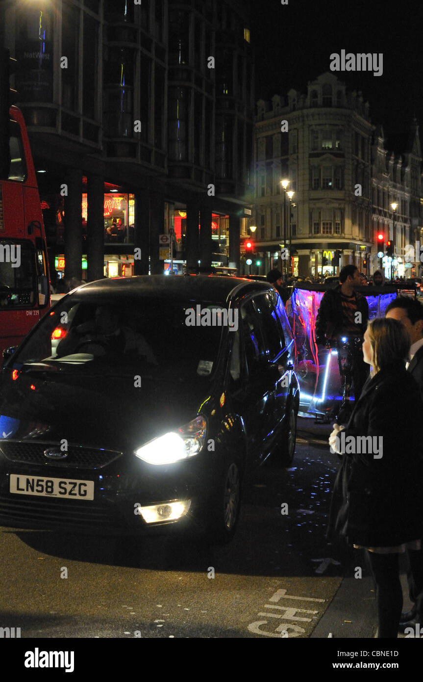 Il traffico e il triciclo su Shaftesbury Avenue, Londra, Regno Unito. Foto Stock